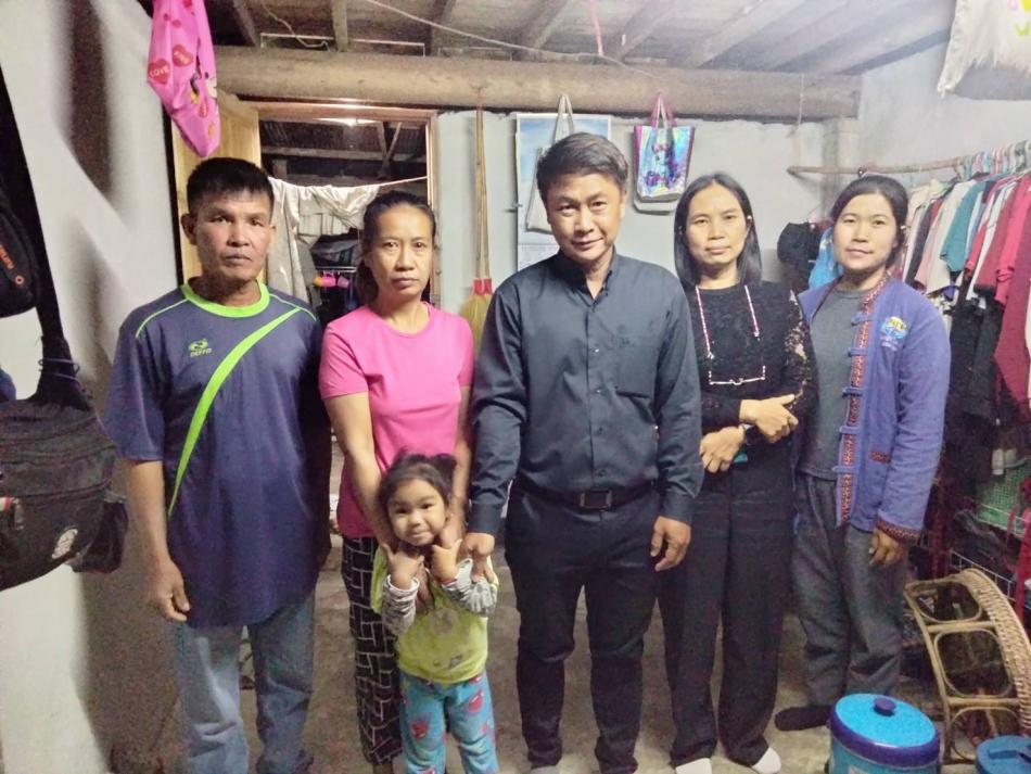 ลงพื้นที่เยี่ยมบ้านเด็กเปราะบางในพื้นที่เทศบาลตำบลศรีถ้อย เพื่อติดตามสถานการณ์ครอบครัว ให้กำลังใจ และให้คำแนะนำด้านโภชนาการแก่ผู้ปกครอง