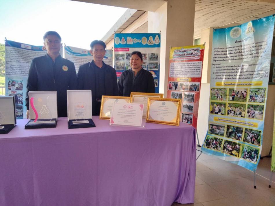 วันเสาร์ที่ 20 ธันวาคม 2568 เวลา 9.00 น.      ดาบตำรวจเทพสงวน  ปันสุวรรณ ตำแหน่งนายกเทศมนตรีตำบลศรีถ้อย มอบหมายให้นายอินทร์จันทร์ ต๊ะมาธง รองนายกเทศมนตรีตำบลศรีถ้อย และเจ้าหน้าที่ฝ่ายสวัสดิการสังคม เข้าร่วมงานการบูรณาการการใช้งานข้อมูลเพื่อพัฒนาคุณภาพชีวิตคนทุกช่วงวัยและเข้าร่วมกิจกรรมพะเยาจังหวัดน่าอยู่สำหรับเด็กโดยจัดบู๊ทแสดงผลการดำเนินงาน ด้านการคุ้มครองเด็กเยาวชนและครอบครัว ณ.อาคาร 99 ปี พระอุบาลีคุณูปมาจารย์ มหาวิทยาลัยพะเยา อำเภอเมือง จังหวัดพะเยา