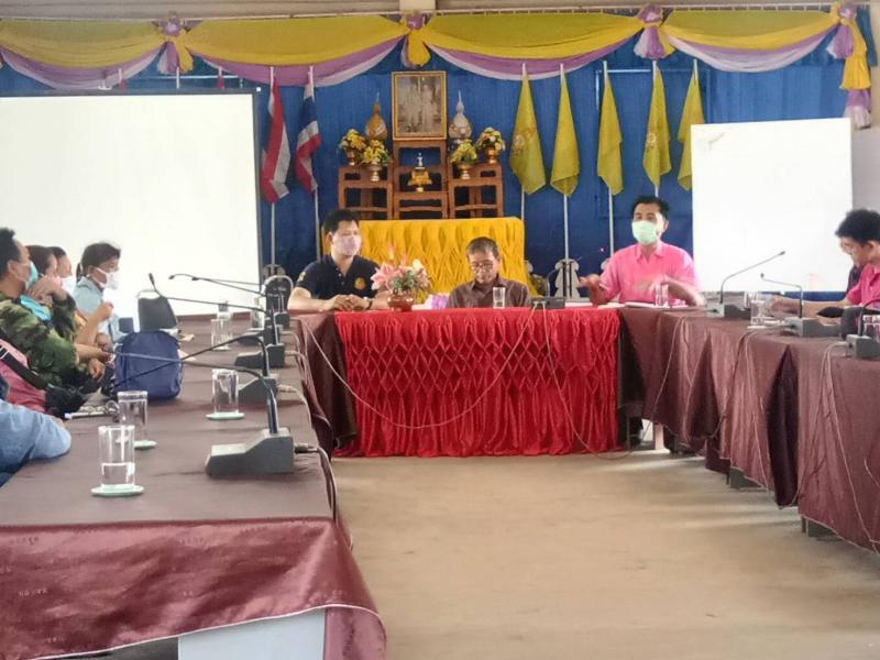 วันอังคาร ที่ 26 เดือน พฤษภาคม พ.ศ.2563 เวลา 13.30 น. ณ ห้องประชุมเทศบาลตำบลศรีถ้อย การประชุมเพื่อปรึกษาหารือรูปแบบการจัดระเบียบการค้าขายที่พึงประสงค์บนถนนตัวอย่าง 1 อำเภอ 1 ถนนปลอดภัย(ถนนพหลโยธิน) มีส่วนราชการ คือ แขวงการทางแม่ใจ สาธารณสุขอำเภอแม่ใจ เทศบาลตำบลศรีถ้อย ภาคประชาชน พ่อค้า แม่ค้า ขายของสองข้างทางถนนพหลโยธิน(เขตตำบลศรีถ้อย) (10 ภาพ)