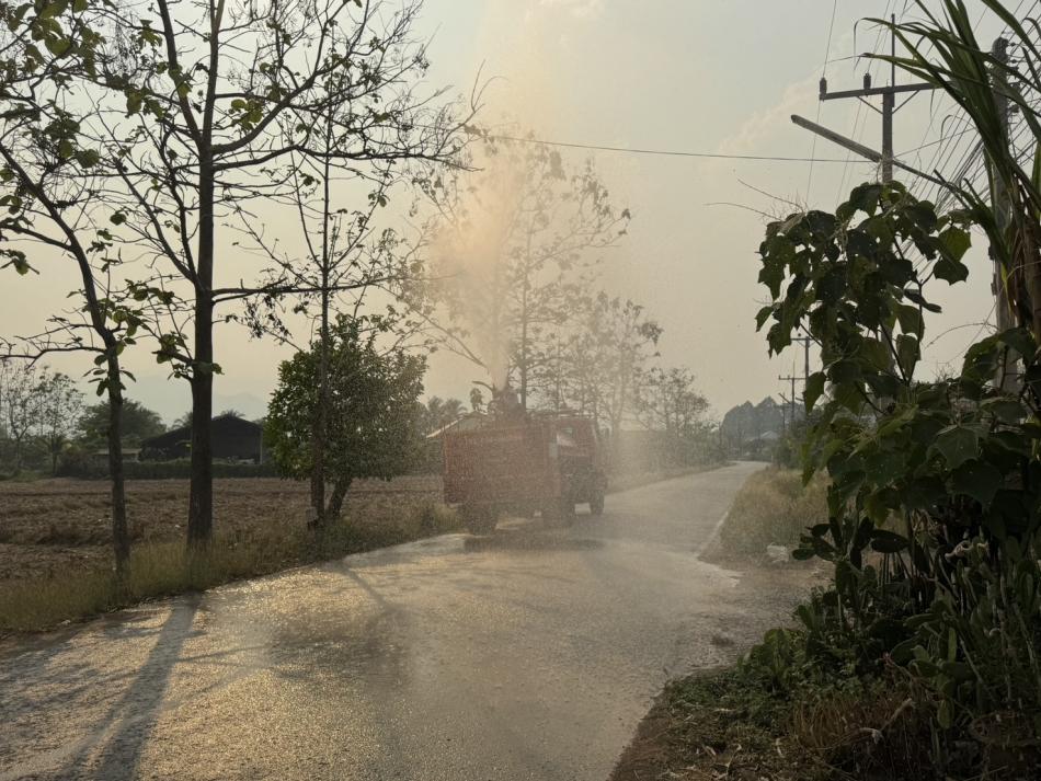  พ่นละอองน้ำเพื่อลดฝุ่นละอองขนาดเล็ก pm 2.5 ในเขตพื้นที่เทศบาลตำบลศรีถ้อย