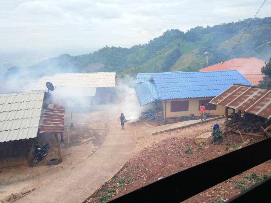 ภาพกิจกรรม : วันที่17สิงหาคม2563 กองสาธารณสุขและสิ่งแวดล้อม เทศบาลตำบลศรีถ้อย พ่นหมอกควันเพื่อ กำจัดยุงลายป้องกันควบคุมโรคไข้เลือดออกบ้านผาแดง หมู่ที่10ตำบลศรีถ้อย (7 ภาพ)