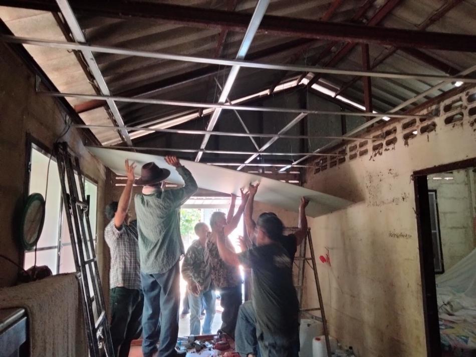 ลงพื้นที่เยี่ยมบ้านและให้กำลังใจแก่ผู้สูงอายุที่ปรับสภาพแวดล้อมและที่อยู่อาศัย เพื่อให้ผู้สูงอายุมีที่อยู่ที่มั่นคง แข็งแรงและปลอดภัย