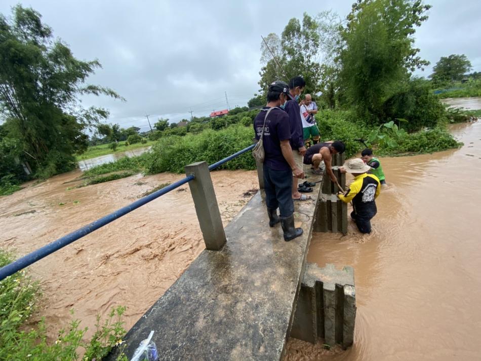 ร่วมกันตรวจสอบและช่วยกันแก้ไขน้ำท่วมในพื้นที่ เพื่อบรรเทาปัญหาความเดือดร้อนแก่ประชาชนตำบลศรีถ้อย (26 ภาพ)