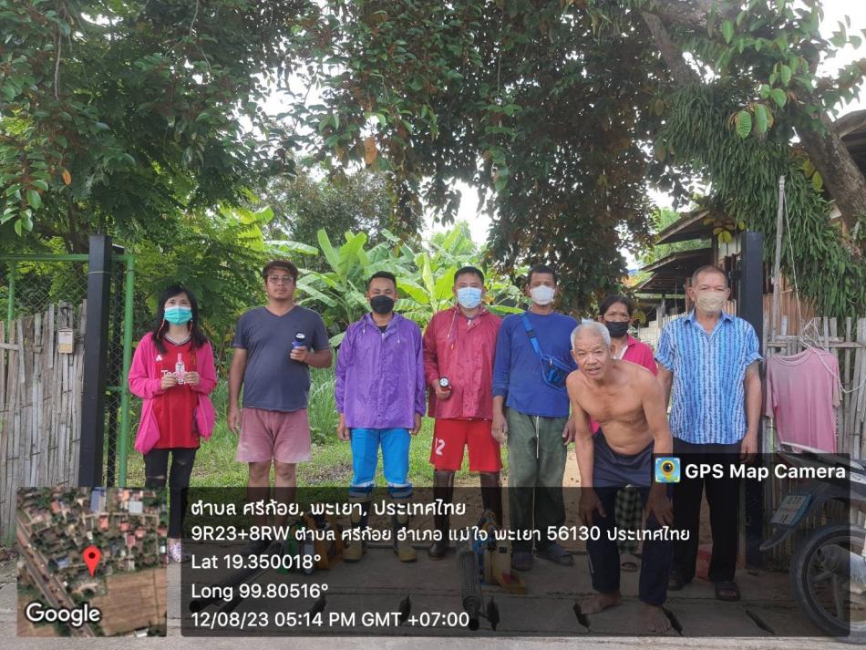 สำรวจและทำลายแหล่งเพาะพันธุ์ลูกน้ำยุงลายและพ่นหมอกควันเพื่อป้องกันควบคุมโรคระบาดไข้เลือดออก บ้านต้นผึ้ง หมู่ 11 รัศมี100 เมตร  ตามมาตราการ ควบคุมโรคเบื้องต้น