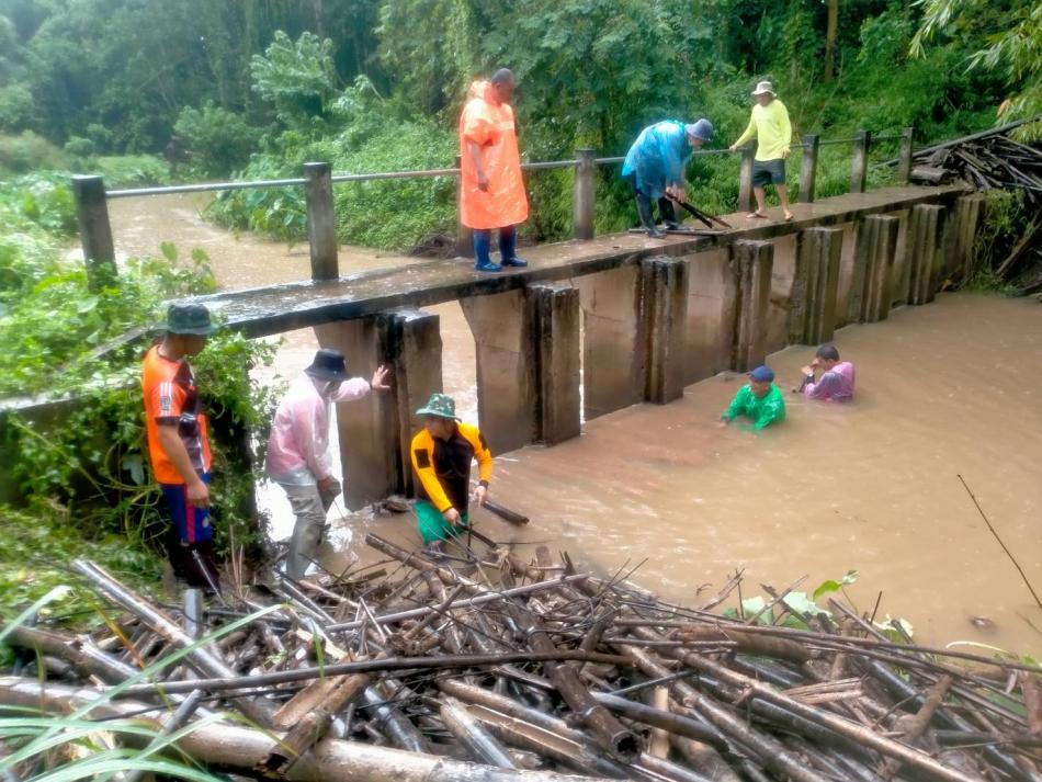 ช่วยกัน นำเศษวัสดุ เศษไม้ ที่หน้าฝาย ของ ฝายบ้านทุ่งป่าข่า หมู่ 6 (บ้านโฮ้ง) และ ฝายบ้านป่าสัก หมู่ 5(หลังบ้าน พ่อตา อะคะโล) ออกไปเพื่อให้น้ำไหลสะดวกป้องกันน้ำท่วมในพื้นที่การเกษตรที่อยู่ใกล้เคียง (24 ภาพ)