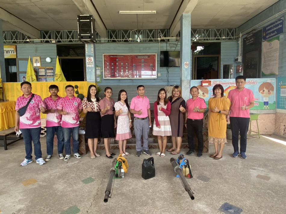 เจ้าหน้าที่กองสาธารณสุขและสิ่งแวดล้อม พ่นหมอกควันกำจัดยุงลายเพื่อป้องกันโรคไข้เลือดออก โรงเรียนอนุบาลแม่ใจ (ศรีถ้อย)