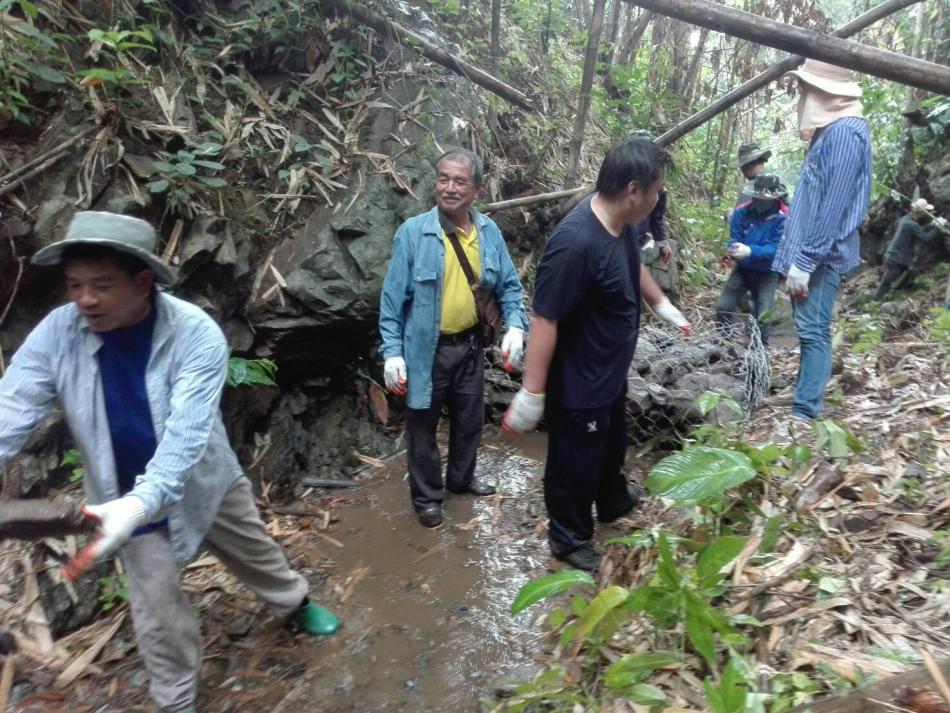 ภาพกิจกรรม : วันศุกร์ ที่ 24 กรกฎาคม 2563 ทรัพยากรธรรมชาติและสิ่งแวดล้อม จังหวัดพะเยา เทศบาลตำบลศรีถ้อย ผู้นำท้องที่ ผู้นำท้องถิ่น และ ประชาชนบ้านปางปูเลาะ หมู่.13 ตำบลศรีถ้อย อำเภอแม่ใจ จังหวัดพะเยา ร่วมทำฝายชะลอน้ำ เพื่อกักเก็บน้ำ ใช้ในการอุปโภค บริโภค และการเกษตร ของประชาชนในพื้นที่และพื้นที่ใกล้เคียง (จำนวน 10 ภาพ)