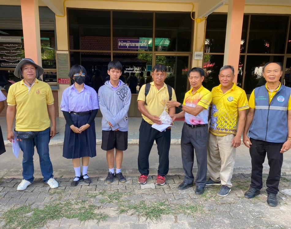 มอบทรายกำจัดลูกน้ำยุงลาย ให้โรงเรียนอนุบาลแม่ใจ(ศรีถ้อย) โรงเรียนบ้านทุ่งป่าข่า โรงเรียนบ้านป่าสักสามัคคี โรงเรียนเจริญใจ โรงเรียนแม่ใจวิทยาคม เพื่อป้องกันและควบคุมโรคไข้เลือดออกให้กับโรงเรียนในพื้นที่รับผิดชอบ ตำบลศรีถ้อย อำเภอแม่ใจ จังหวัดพะเยา