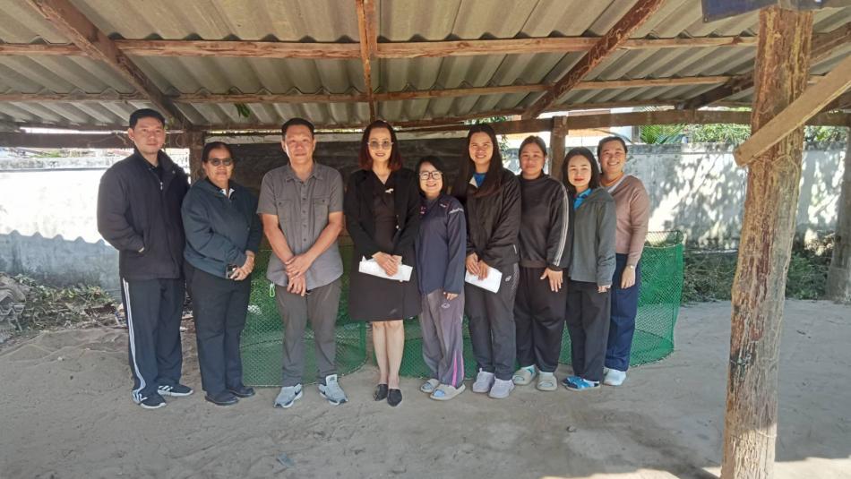 วันอังคารที่ 23 ธันวาคม พ.ศ. 2568 ดาบตำรวจเทพสงวน ปันสุวรรณ นายกเทศมนตรีตำบลศรีถ้อย มอบหมายให้ เจ้าหน้าที่กองสาธารณสุขและสิ่งแวดล้อม ออกให้บริการ ให้ความรู้เรื่องการคัดแยกประเภทขยะมูลฝอย เช่น ขยะรีไซเคิล  ขยะทั่วไป ขยะเปียก ขยะอันตราย ให้กับคณะครู และเด็กนักเรียน โรงเรียนบ้านป่าสักสามัคคี ตำบลศรีถ้อย อำเภอแม่ใจ จังหวัดพะเยา เพื่อคัดแยกขยะมูลฝอยภายในโรงเรียน และสามมารถนำความรู้ในการคัดแยกขยะไปใช้ในครอบครับ ครัวเรือนของตนเองได้