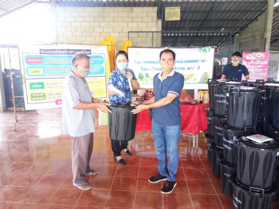 วันที่ 2ก.ค.63 กองสาธารณสุขฯ ร่วมกับกองทุนสิ่งแวดล้อมจัดอบรมให้ความรู้ การคัดแยกขยะประชาชนบ้านทุ่งป่าข่า หมู่ที่6 (7 ภาพ)