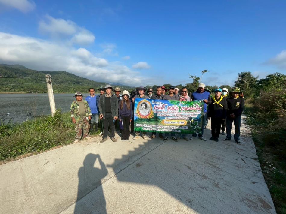 วันศุกร์ที่19 ธันวาคม 2568 ดาบตำรวจเทพสงวน ปันสุวรรณ นายยกเทศมนตรีตำบลศรีถ้อย มอบหมายให้นายสมมิตร โก๋จะกั๋ง รองนายกฯ พร้อมพนักงานเทศบาลตำบลศรีถ้อย ร่วมกับสมาชิกสภาเทศบาลตำศรีถ้อย อาสาสมัครสาธารณสุขประจำหมู่บ้าน (อสม.) อาสาสมัครท้องภิ่นรักษ์โลก (อถล.) จิตอาสา ประชาชนทั่วไป  ร่วมโครงการรักษ์น้ำ รักษ์ป่า รักษาแผ่นดิน เฉลิมพระเกียรติฯ เนื่องในโอกาสถวายเป็นพระราชกุศลแด่สมเด็จพระนางเจ้าสิริกิติ์ พระบรมราชินีนาถ พระบรมราชชนนีพันปีหลวง  กิจกรรมดังนี้  1.ปรับปรุงภูมิทัศน์ พื้นที่สาธารณะ ตัดหญ้า ตัดแต่งกิ่งไม้ ถนนทางเข้าและบริเวณรอบอ่างเก็บน้ำห้วยชมภู   2..ปล่อยพันธุ์ปลา จำนวน 2,000 ตัว  ณ อ่างเก็บน้ำห้วยชมภู ตำบลศรีถ้อย