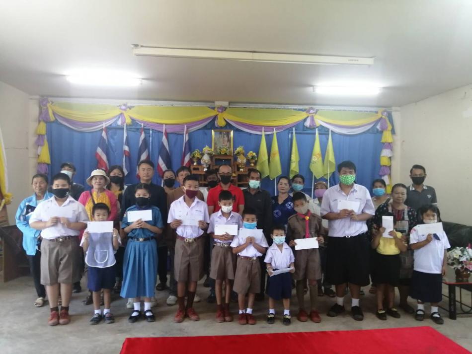 วันพฤหัสบดีที่ 27ส.ค.2563 กองทุนสวัสดิการชุมชนตำบลเทศบาลตำบลศรีถ้อย โดยการสนับสนุนจากเทศบาลตำบลศรีถ้อย มอบทุนการศึกษาให้แก่เด็กเยาวชนในพื้นที่ จำนวน 15ทุนๆละ1,000 บาท ณ ห้องประชุม เทศบาลตำบลศรีถ้อย (7 ภาพ)