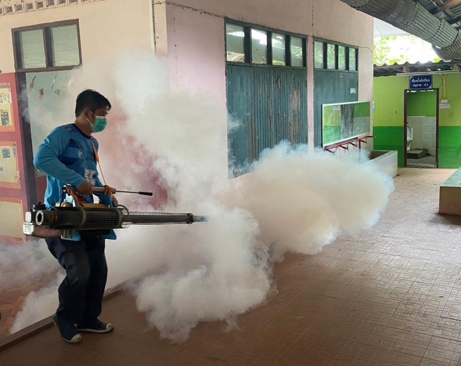  ตรวจทำลายแหล่งเพาะพันธ์ลูกน้ำยุงลาย และพ่นหมอกควันเพื่อป้องกันควบคุมโรคไข้เลือดออก โรงเรียนบ้านป่าสักสามัคคี  ตำบลศรีถ้อย อำเภอแม่ใจ  จังหวัดพะเยา