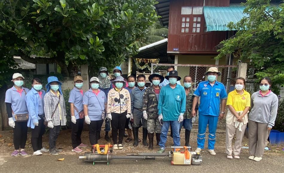 ตรวจทำลายแหล่งเพาะพันธ์ลูกน้ำยุงลาย แจกทรายอะเบท และพ่นหมอกควันเพื่อป้องกันควบคุมโรคไข้เลือดออก โรงเรียนอนุบาลแม่ใจ ศรีถ้อย และบ้านท่าต้นหาด หมู่ที่8 ตำบลศรีถ้อย อำเภอแม่ใจ  จังหวัดพะเยา