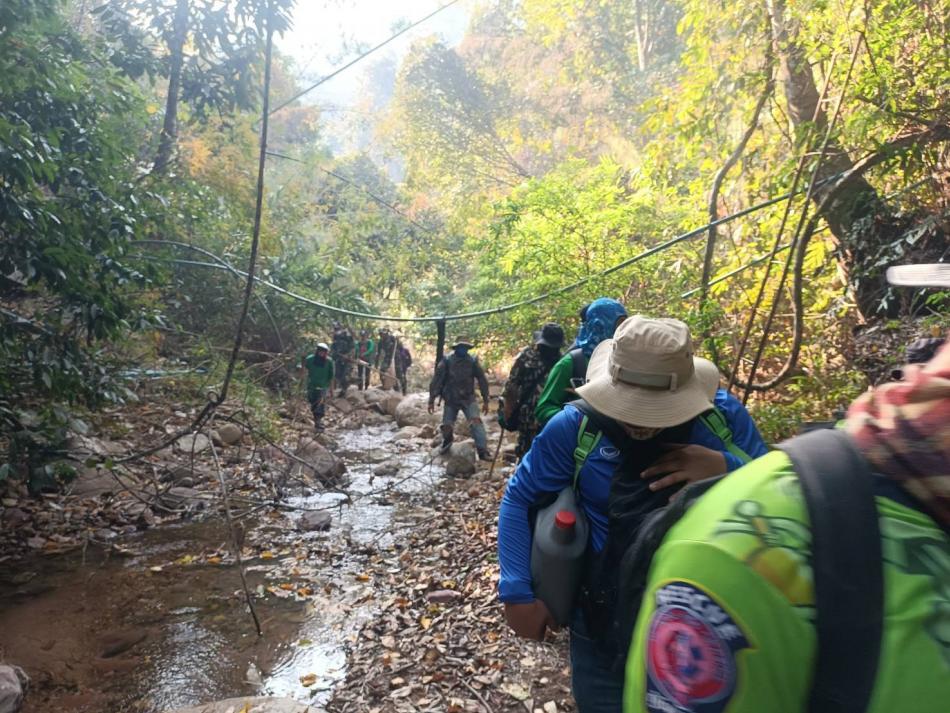 ดาบตำรวจเทพสงวน ปันสุวรรณ นายกเทศมนตรีตำบลศรีถ้อย มอบหมายให้ สิบเอกณัฐพงษ์   วงค์พิใจ  เจ้าพนักงานป้องกันและบรรเทาสาธารณภัยชำนาญงาน  และเจ้าหน้าที่ป้องกันจำนวน8นาย  พร้อมนำอุปกรณ์ เข้าสนับสนับสนุนเจ้าหน้าที่ป่าไม้ ในการดับไฟป่าบริหลังหน่วยพิทักษ์อุทยานแห่งชาติ  ที่ดล.2 (ท่าน้ำ) เป็นวันที่2  ยังไม่สามารถดับไฟป่าได้เนื่องจากไฟขยายเป็นวงกว้างและสูงชัน