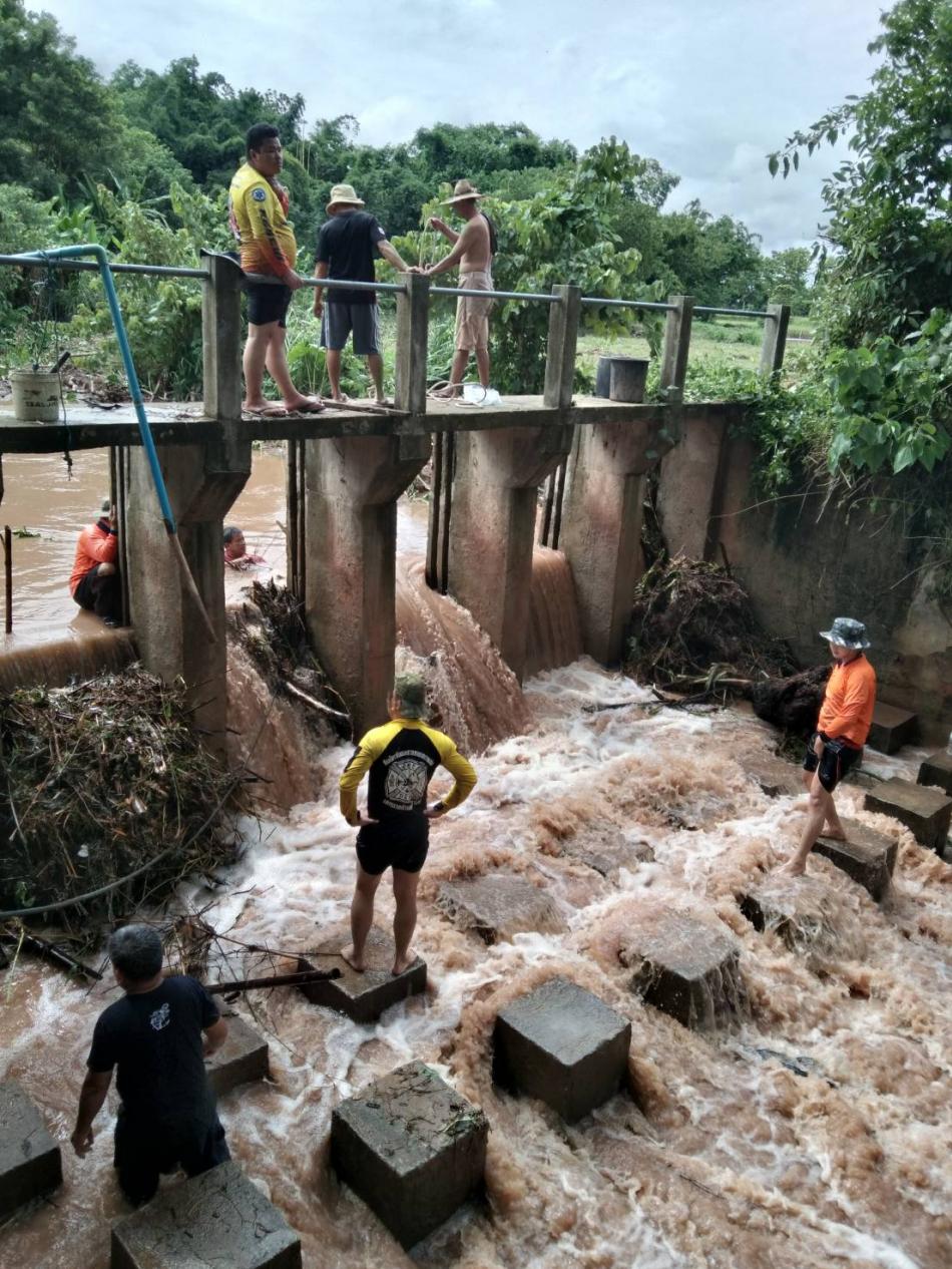 ภาพกิจกรรม : วันจันทร์ ที่ 3 สิงหาคม พ.ศ.2563 งานป้องกันฯ ทต.ศรีถ้อย ผู้นำท้องที่ ท้องถิ่น ประชาชนในพื้นที่ ร่วมกันรื้อเศษไม้ที่ขวางทางน้ำ ฝายชะลอน้ำ บริเวณหลังบ้าน นายธงชัย ศรีโลปา ม.6บ้านทุ่งป่าข่า เพื่อป้องกันน้ำท่วมนาของเกษตรกรที่ปลูกข้าวบริเวณรอบไฝายชะลอน้ำ (จำนวน 10 ภาพ)