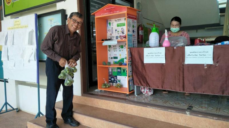 วันที่ 2 มิถุนายน 2563  นายอ้าย วงลาจา นายกเทศมนตรีตำบลศรีถ้อย ได้นำของมาเติมตู้  “บ้านพลังงาน ปันสุข” ณ เทศบาลตำบลศรีถ้อย เพื่อแบ่งปันให้กับผู้ที่ต้องการนำไปใช้ประโยชน์ต่อไป  ภาพ/ข่าว โดยเทศบาลตำบลศรีถ้อย อำเภอแม่ใจ (4 ภาพ)