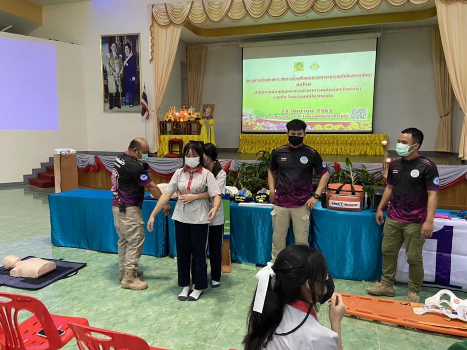 อบรมโครงการเพิ่ม ศักยภาพในงานป้องกันบรรเทาสาธารณภัย ในโรงเรียน/สถานศึกษา โรงเรียนแม่ใจวิทยาคม เรื่อง การปฐมพยาบาลเบื้องต้น การเคลื่อนย้าย การช่วยฟื้นคืนชีพขั้นพื้นฐาน(CPR) (31 ภาพ)