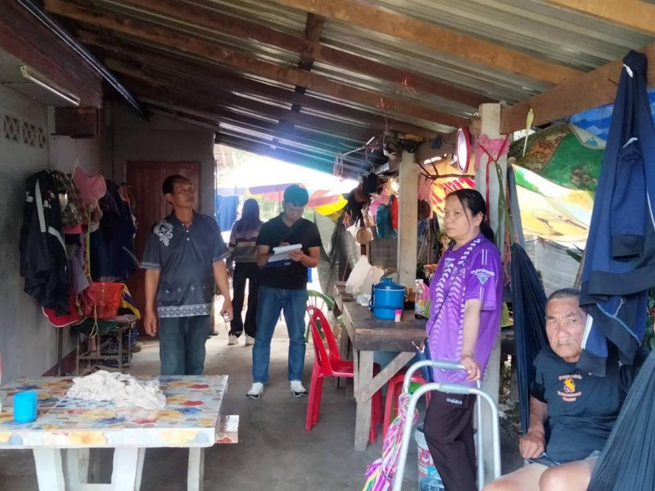 วันอังคาร ที่ 23 พฤศจิกายน พ.ศ.2568 ดาบตำรวจเทพสงวน ปันสุวรรณ นายกเทศมนตรีตำบลศรีถ้อย มอบหมายให้ เจ้าหน้าที่ฝ่ายสวัสดิการสังคมร่วมกับเจ้าหน้าที่กองช่างเทศบาลตำบลศรีถ้อย ลงพื้นที่สำรวจบ้านผู้ด้อยโอกาส ผู้พิการ ผู้สูงอายุ ที่ประสบปัญหาด้านที่อยู่อาศัย จำนวน 15 หลัง