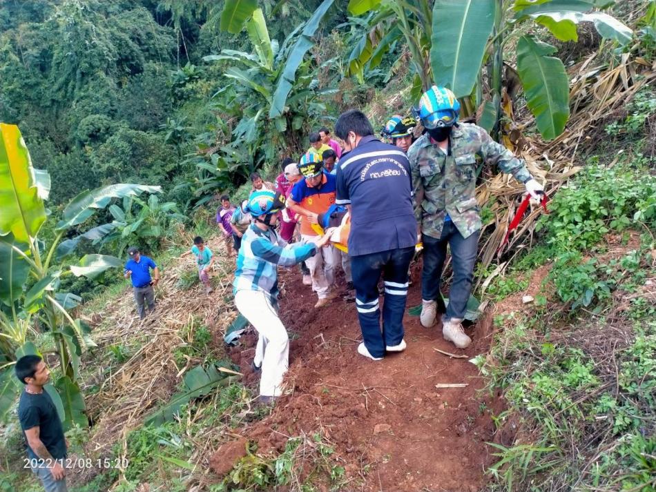 วัน พฤหัสบดี ที่  8 ธันวาคม พ.ศ.2565 เวลา 15.00 น. ศูนย์ อปพร.ทต.ศรีถ้อย ได้รับแจ้งทางโทรศัพท์ มีอุบัติเหตุรถยนต์กระบะตกเขา พื้นที่หมู่ 1ต.เจริญราษรฏ์ อ.แม่ใจ จ.พะเยา (20 ภาพ)