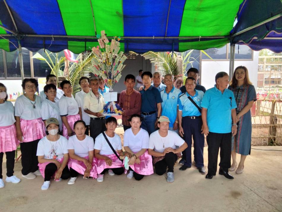  นายสมมิตร โกจะกั๋ง รองนายกเทศมนตรีตำบลศรีถ้อยฝ่ายสวัสดิการสังคมร่วมกับ       ชมรมผู้สูงอายุตำบลศรีถ้อย  นักเรียนผู้สูงอายุเทศบาลตำบลศรีถ้อย เข้าร่วมกิจกรรมบ่วงสรวงเจ้าพ่อหนองเล็งทราย จำนวน 40 คน