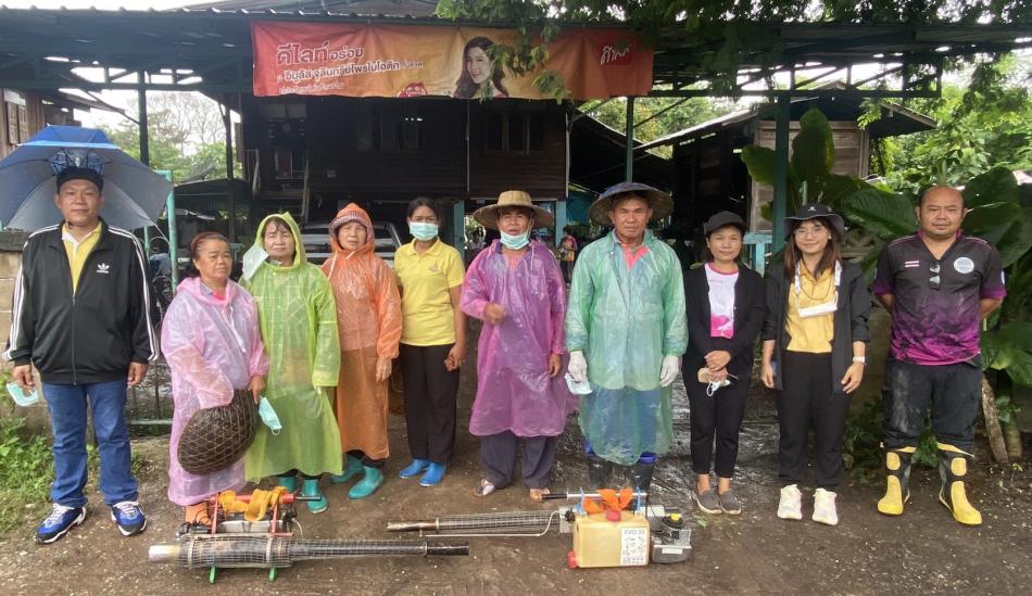 ตรวจทำลายแหล่งเพาะพันธ์ลูกน้ำยุงลาย มอบทรายกำจัดลูกน้ำยุงลาย และพ่นหมอกควันเพื่อป้องกันควบคุมโรคไข้เลือดออก (Day 1 ) รัศมี 100 เมตร บ้านผู้ป่วย บ้านทุ่งป่าข่า หมู่ทึ่ 6 ตำบลศรีถ้อย อำเภอแม่ใจ  จังหวัดพะเยา