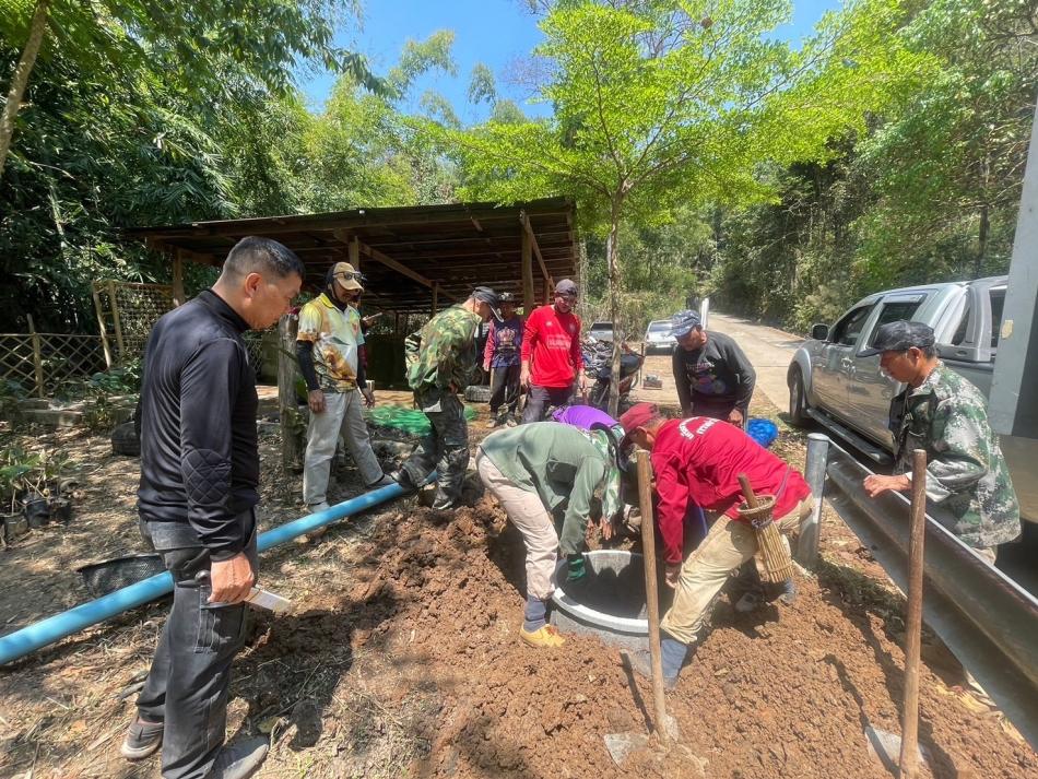  ร่วมกันจัดทำธนาคารน้ำใต้ดิน จำนวน 2 จุด เพื่อกรองเศษเปลือกกาแฟ และรับน้ำเสียจากการล้างกาแฟ เพื่อแก้ไขปัญหากลิ่นเหม็นและน้ำเสีย โดยมีผู้เข้าร่วมกิจกรรมในครั้งนี้ จำนวน 15 คน