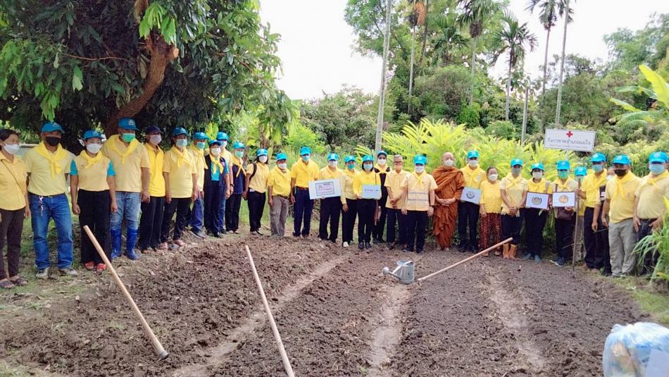 วันจันทร์ ที่ 15 สิงหาคม พ.ศ.2565  ลงพื้นที่เยี่ยมเยือนครัวเรือนเป้าหมายตาม TPMAP ปี 2565 ในพื้นที่ เทศบาลตำบลศรีถ้อย จำนวน 12 ราย ซึ่งประสบปัญหาด้านรายได้ ให้การช่วยเหลือ โดยมอบถุงยังชีพ เครื่องอุปโภคบริโภค พันธุ์พืช เพื่อปลูกไว้บริโภคและจำหน่ายเป็นทุนหมุนเวียนในครอบครัว (42 ภาพ)