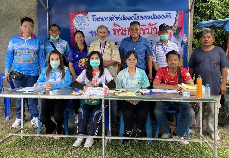 ออกให้บริการฉีดวัคซีนป้องกันควบคุมโรคพิษสุนัขบ้า ประชาสัมพันธ์ให้ความรู้ในการป้องกันดูแลตนเอง และสัตว์เลี้ยงให้ปลอดภัยจากโรคพิษสุนัขบ้า และจ่ายทรายกำจัดลูกน้ำยุงลาย เพื่อป้องกันควบคุมโรคไข้เลือดออก ประจำปีงบประมาณ พ.ศ. 2567 ให้กับผู้นำชุมชน ประชาชนบ้านทุ่งป่าข่า หมู่ที่ 6 บ้านท่าต้นหาด หมู่ที่ 8 ตำบลศรีถ้อย อำเภอแม่ใจ จังหวัดพะเยา