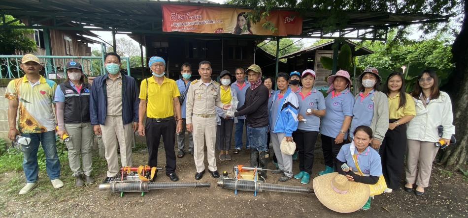  ตรวจทำลายแหล่งเพาะพันธ์ลูกน้ำยุงลาย มอบทรายกำจัดลูกน้ำยุงลาย และพ่นหมอกควันเพื่อป้องกันควบคุมโรคไข้เลือดออก (Day 0) รัศมี 100 บ้านผู้ป่วย บ้านทุ่งป่าข่า