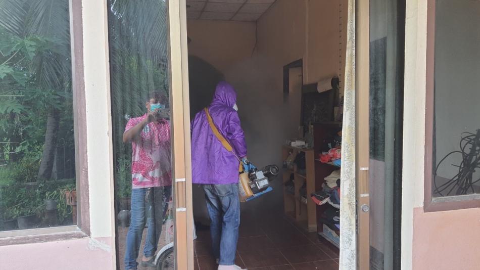 ร่วมกับอาสาสมัครสาธารณสุขประจำหมู่บ้าน (อสม.) หมู่ที่11 สำรวจและทำลายแหล่งเพาะพันธุ์ลูกน้ำยุงลาย และพ่นหมอกควันเพื่อป้องกันควบคุมโรคระบาดไข้เลือดออก บ้านต้นผึ้ง หมู่ที่ 11  รัศมี 100 เมตร ตามมาตราการ ควบคุมโรคเบื้องต้น