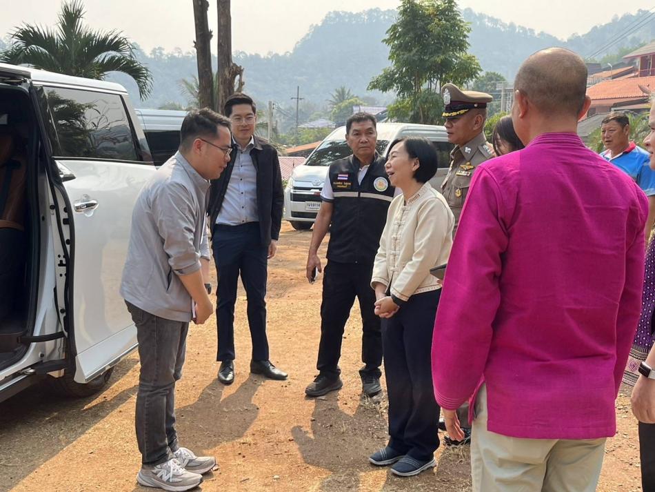ดาบตำรวจเทพสงวน ปันสุวรรณ นายกเทศมนตรีตำบลศรีถ้อย ร่วมให้การต้อนรับ นายพงศ์ศรัณย์ อัศวชัยโสภณ รองเลขาธิการนายกรัฐมนตรี และ ร้อยตำรวจเอก ดร.ธนรัช จงสุทธานามณี เลขานุการรัฐมนตรีว่าการกระทรวงการต่างประเทศ ในการลงพื้นที่ติดตามการเตรียมความพร้อมในการต้อนรับนายกรัฐมนตรี โดยมีว่าที่ร้อยตรีกรกฎ ประเสริฐวงษ์ ปลัดจังหวัดพะเยา , นายพีรัช จันธิมา นายอำเภอแม่ใจ, นางสาวณิรดา อ่อนน้อม พัฒนาสังคมและความมั่นคงของมนุษย์จังหวัดพะเยา, นางสาวสุธัตตา สุวรรณกาศ ผู้อำนวยการศูนย์พัฒนาราษฎรบนพื้นที่สูงจังหวัดพะเยา , พันตำรวจเอก เฉลิมชาติ ยาวิชัย, นายสมสิทธิ์  แซ่จ๋าว ผู้ใหญ่บ้านปางปูเลาะ และนายรัฐศาสตร์ สันติโชคไพบูลย์  ร่วมให้การต้อนรับด้วย