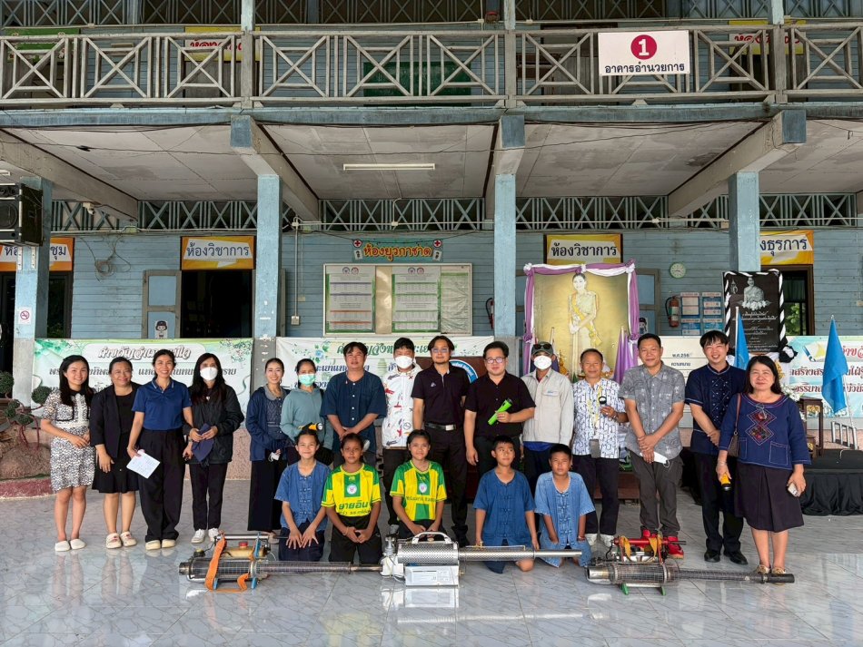 พ่นหมอกควัน กำจัดยุง และตรวจลูกน้ำยุง ร่วมกับคณะครูและนักเรียน โรงเรียนอนุบาลแม่ใจ (ศรีถ้อย) เพื่อป้องกันและควบคุมโรคไข้เลือดออก  