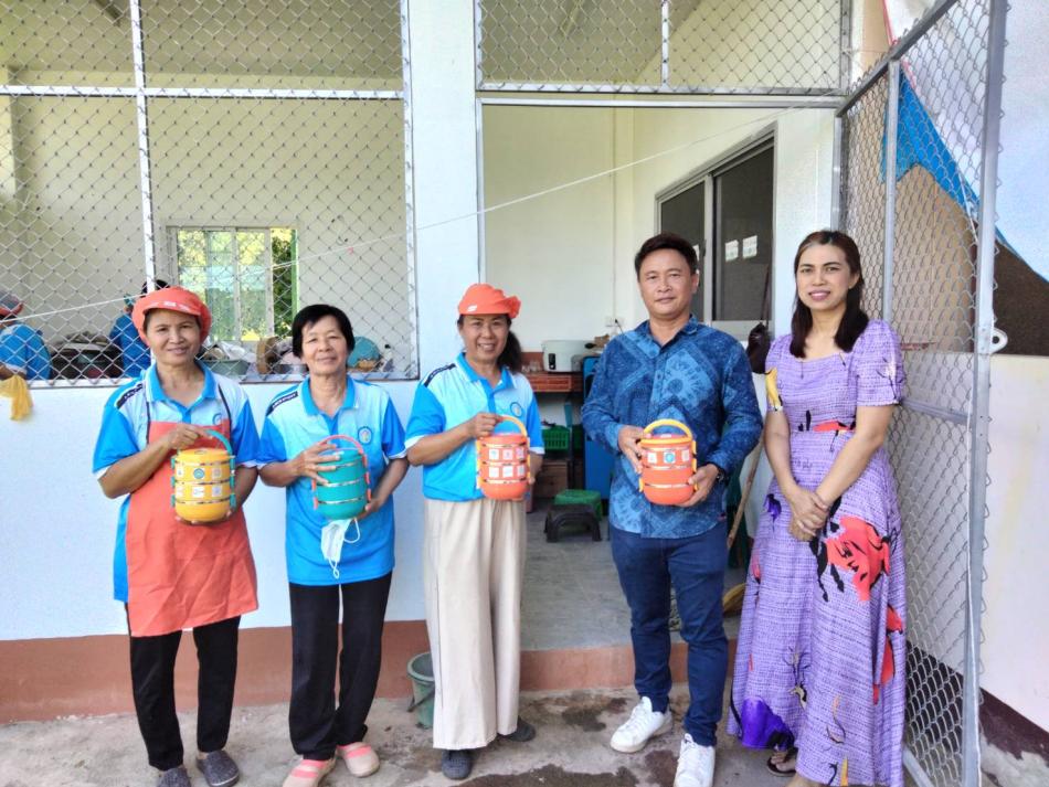 จัดกิจกรรมีธนาคารอาหารปลอดภัย ศรีถ้อยปันสุข โดยจัดทำอาหารกลางวันมอบให้แก่ผู้สูงอายุที่เปราะบาง จำนวน 6 ราย ในพื้นที่หมู่ที่ 5,8,9,12