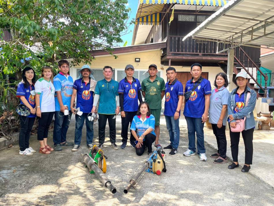 พ่นหมอกควันเพื่อป้องกันควบคุมโรคระบาดไข้เลือดออก บ้านต้นผึ้ง หมู่ 11 และบ้านต้นแก หมู่ที่ 1 โดยมีผูร่วมกิจกรรมทั้งสิ้น จำนวน 10 คน