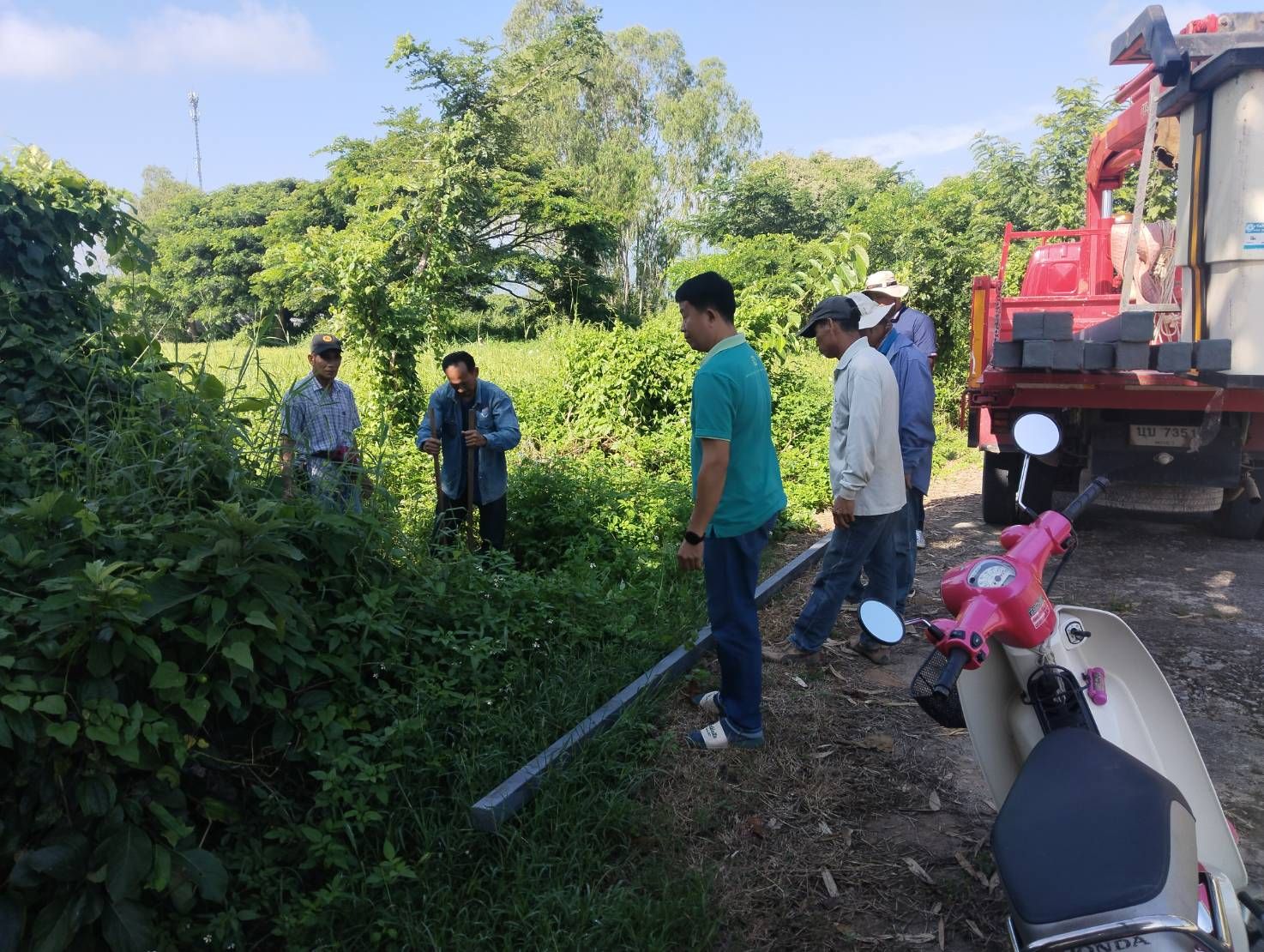 ติดตั้งโคมไฟโซล่าเซลล์ โดยมีวัตถุประสงค์เพื่อเพิ่มความปลอดภัยและลดการเกิดอุบัติเหตุบนท้องถนน