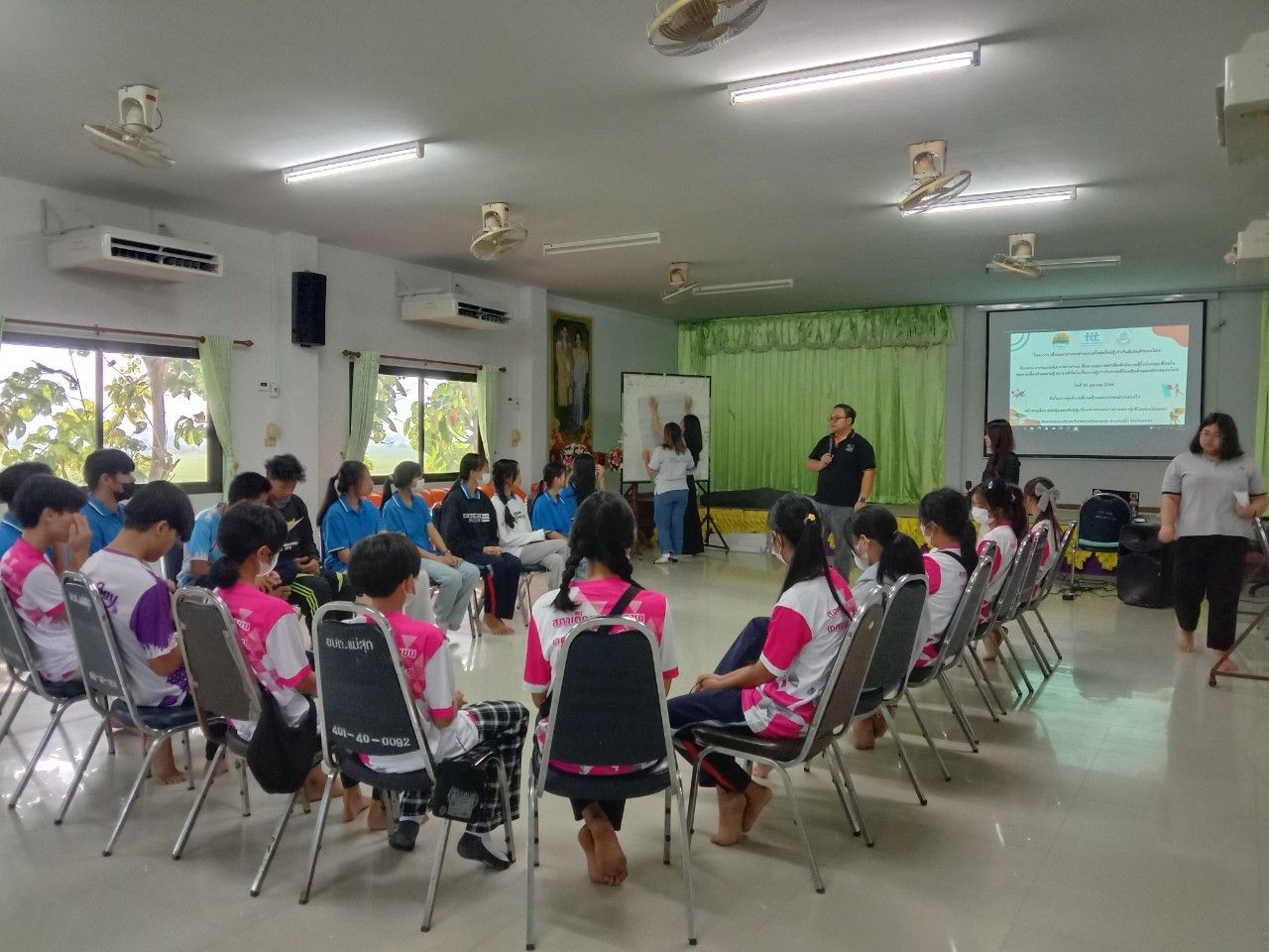 นำแกนนำสภาเด็กและเยาวชนเทศบาลตำบลศรีถ้อย จำนวน 12 คน เข้าร่วมโครงการเยาวชนอำเภอแม่ใจรู้ทันสื่อออนไลน์ ณ ห้องประชุม อบต.แม่สุก