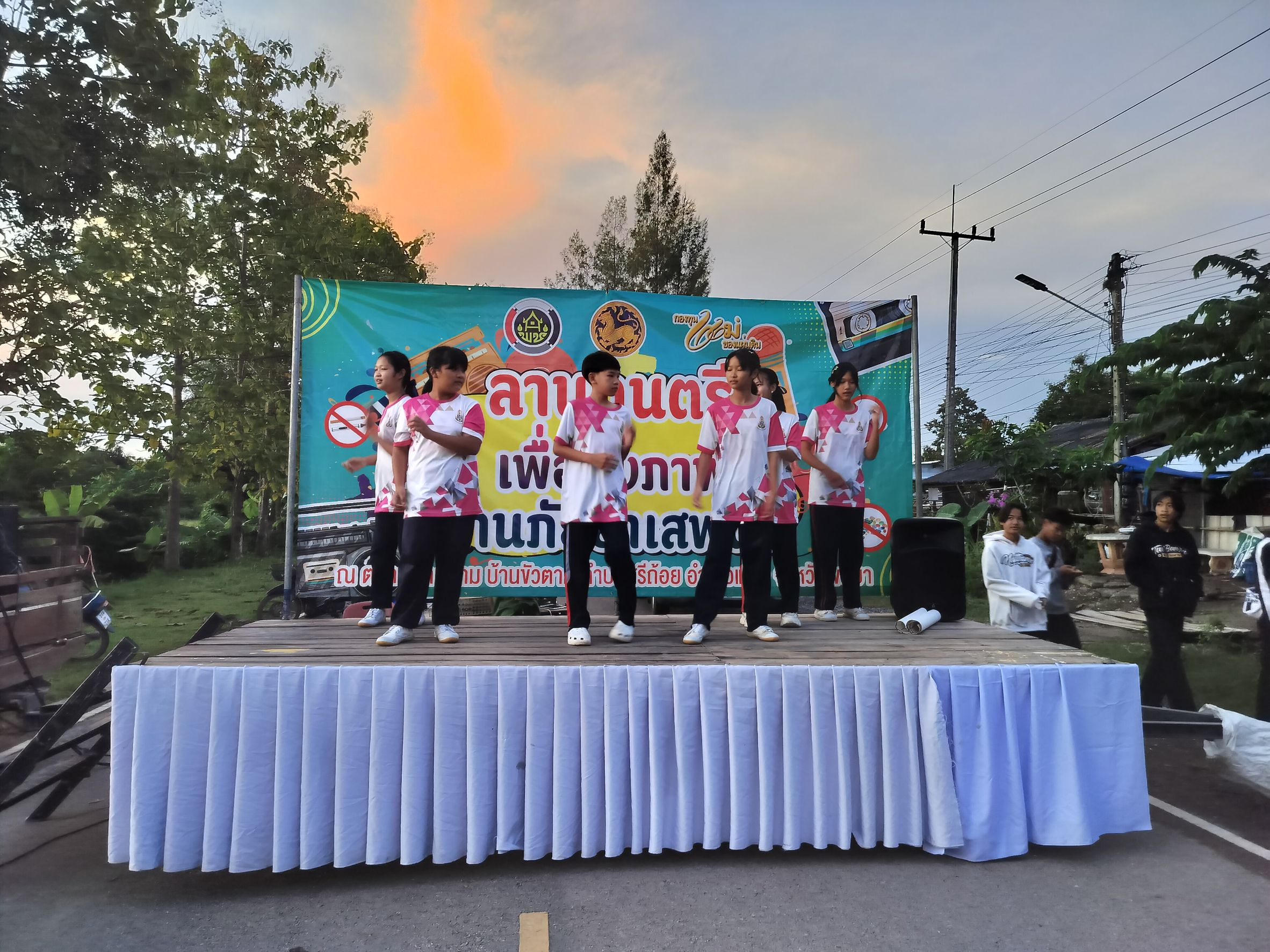 จัดกิจกรรมลานดนตรี เพื่อสุขภาพ ต้านยาเสพติด ตามโครงการชุมชนลดปัจจัยเสี่ยงจากการบริโภคเครื่องดื่มแอลกอฮอลล์ ????เปิดวันแรกด้วยกิจกรรม การเต้น cover dance และการเป่าคลุ่ย ของสภาเด็กและเยาวชนเทศบาลตำบลศรีถ้อย