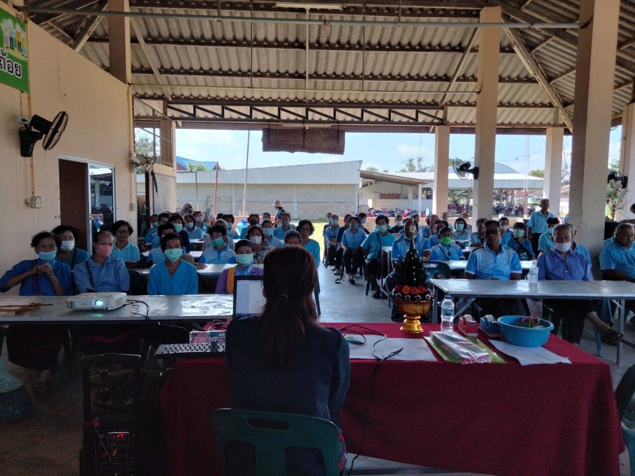 จัดกิจกรรมอบรมการทำโคมล้านนา ให้แก่นักเรียนโรงเรียนผู้สูงอายุเทศบาลตำบลศรีถ้อย ???? กลุ่มเป้าหมายเข้าร่วมกิจกรรมการ 60