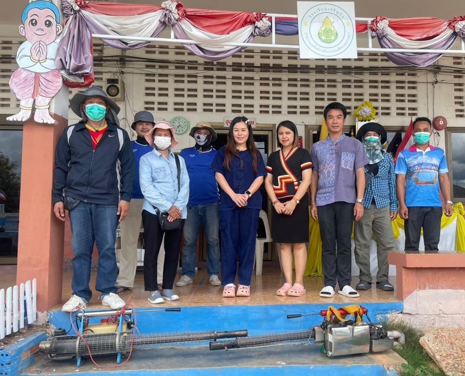  เจ้าหน้าที่งานป้องกันและบรรเทาสาธารณภัย ตรวจทำลายแหล่งเพาะพันธ์ลูกน้ำยุงลาย และพ่นหมอกควันป้องกันควบคุมโรคไข้เลือดออก โรงเรียนเจริญใจ โรงเรียนอนุบาลแม่ใจศรีถ้อย  เพื่อป้องกันและควบคุมโรคไข้เลือดออก