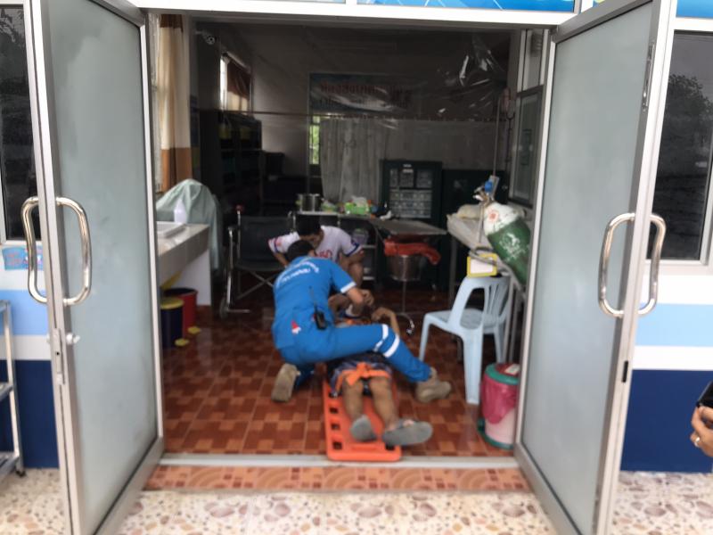 วันที่ 22/5/63 เวลา 14.15 น. รับแจ้งจาก รพ.สต.ศรีถ้อย ให้ออกรับผู้ป่วยฉุกเฉิน ที่รพ.สต.ศรีถ้อย กู้ชีพ-ทต.ศรีถ้อย ออกตรวจสอบ พบ ชาย อายุประมาน50-55ปี เบื้องต้นมีอาการอ่อนเพลีย กู้ชีพ-ทต.ศรีถ้อย ทำการประเมินอาการผู้ป่วยเบื้องต้น นำส่ง รพ.แม่ใจ (3 ภาพ)