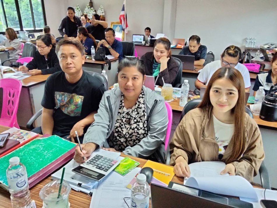 วันที่ 15-16 สิงหาคม 2569 ดาบตำรวจเทพสงวน ปันสุวรรณ ตำแหน่งนายกเทศมนตรีเทศบาลตำบลศรีถ้อย มอบหมายให้เจ้าหน้าที่ฝ่ายสวัสดิการสังคมเข้าร่วมอบรมโปรแกรมบริหารการเงินและบัญชีกองทุนสวัสดิการชุมชน (swf) ยนต์ ณ ห้องประชุมใหญ่องค์การบริหารส่วนตำบลคือเวียง