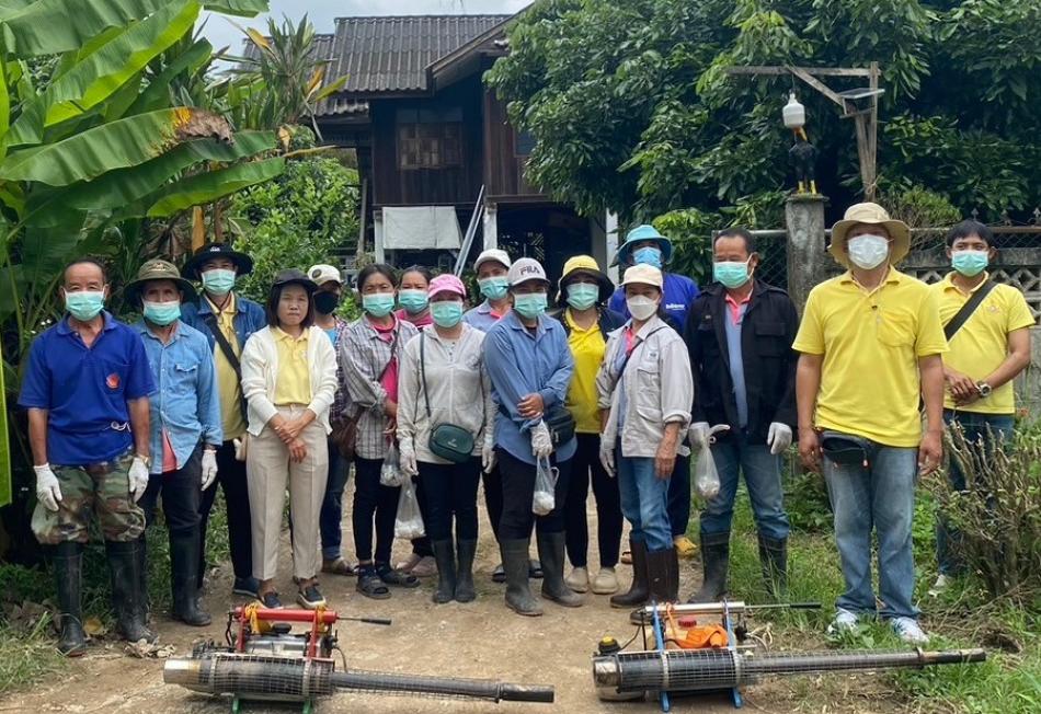 ตรวจทำลายแหล่งเพาะพันธ์ุลูกน้ำยุงลาย และพ่นหมอกควันเพื่อป้องกันควบคุมโรคไข้เลือดออก (Day1) รัศมี 100 เมตร บริเวณร้านค้า ตลาดสด บ้านทุ่งป่าข่า หมู่ที่ 6 และบ้านผู้ป่วย บ้านท่าต้นหาด หมู่ที่ 8 ตำบลศรีถ้อย อำเภอแม่ใจ จังหวัดพะเยา 