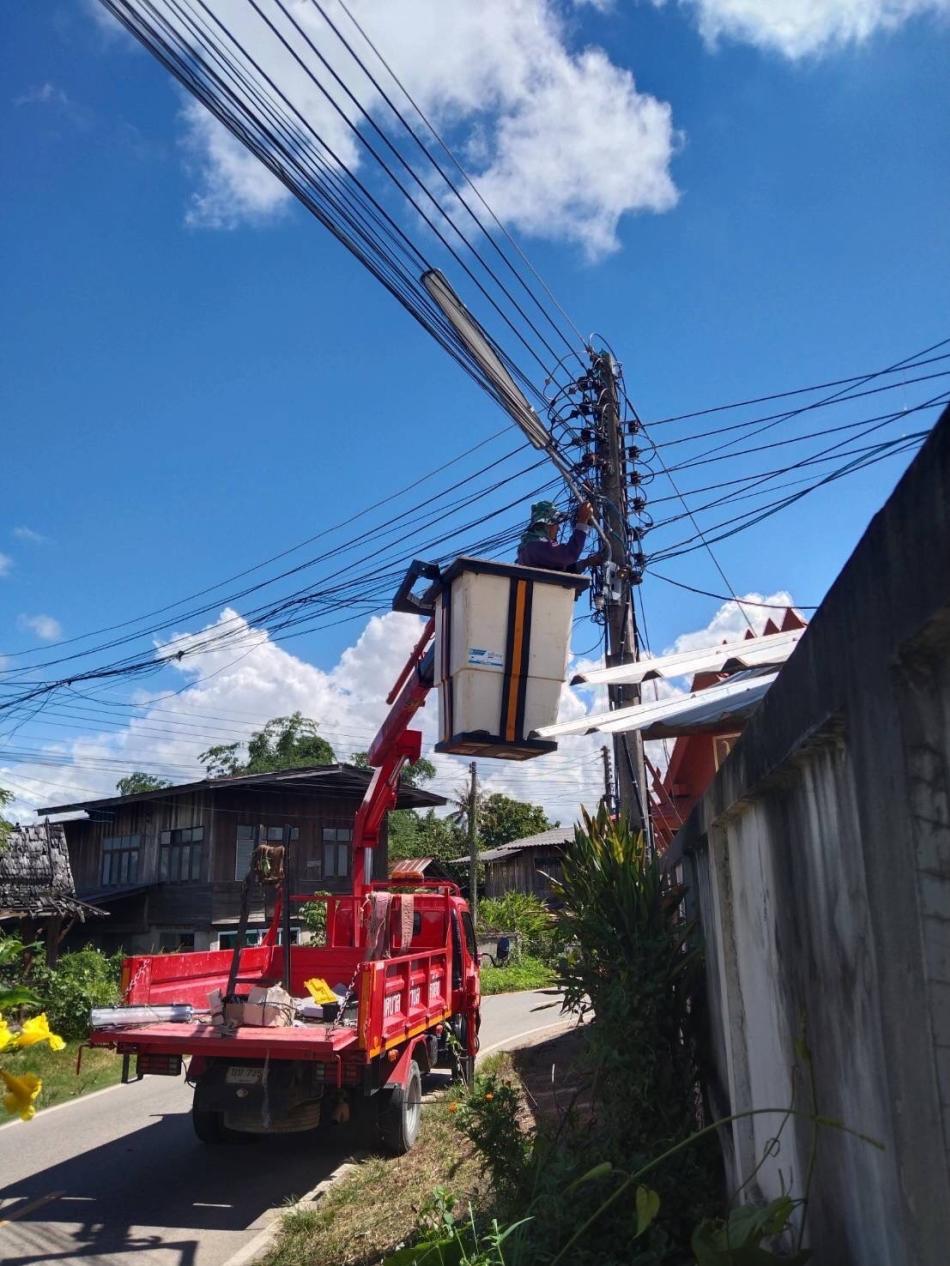ออกบริการซ่อมไฟกิ่ง ไฟฟ้าสาธารณะ ในพื้นที่หมู่ที่ 5 ตำบลศรีถ้อย เพื่อให้มีแสงสว่างเพียงพอและเพื่อความปลอดภัยในการสัญจรของประชาชนในช่วงเวลากลางคืน