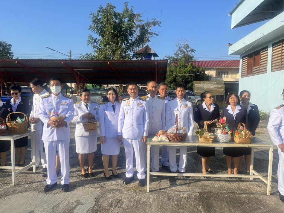 เข้าร่วมกิจกรรมเนื่องในวันคล้ายวันพระบรมราชสมภพพระบาทสมเด็จพระบรมชนกาธิเบศมหาภูมิพลอดุลยเดชมหาราชบรมนาถบพิตร วันชาติ และวันพ่อแห่งชาติ 5 ธันวาคม 2566   ร่วมพิธีทำบุญตักบาตรถวายพระราชกุศล และวางพานพุ่มดอกไม้ถวายราชสักการะ  ณ หอประชุมที่ว่าการอำเภอแม่ใจ