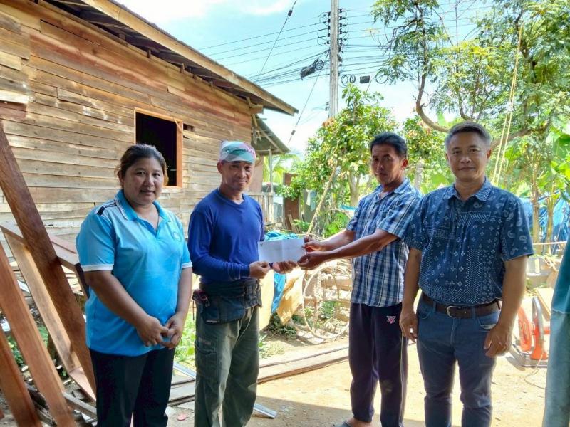 นายกเทศมนตรีตำบลศรีถ้อยมอบหมายให้เจ้าหน้าที่ฝ่ายสวัสดิการสังคมร่วมกับประธานสภาองค์กรชุมชน ผู้นำชุมชน มอบเงินค่าอาหารกลางกับบ้านผู้ด้อยโอกาสที่ได้รับงบประมาณซ่อมแซมที่อยู่อาศัย (โครงการบ้านพอเพียงชนบท) จำนวน 2 หลัง