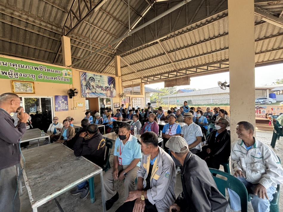 วันศุกร์ที่  23 มกราคม 2569  เวลา 9.00 น. ดาบตำรวจเทพสงวน ปันสุวรรณ นายกเทศมนตรีตำบลศรีถ้อย มอบหมายให้เจ้าหน้าที่ฝ่ายสวัสดิการสังคมร่วมกับคณะกรรมการศูนย์พัฒนาคุณภาพชีวิตและส่งเสริมอาชีพผู้สูงอายุ จัดกิจกรรมส่งเสริมสุขภาวะด้านอารมณ์ สังคมและสติปัญญา เพื่อให้ผู้สูงอายุมีสุขภาวะที่ดี และลดภาวะซึมเศร้า  มีผู้เข้าร่วมกิจกรรมจำนวน 60 คน ณ ศูนย์พัฒนาคุณภาพชีวิตและส่งเสริมอาชีพผู้สูงอายุหมู่ที่ 12